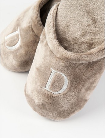 Dettaglio pantofole in eco-pelliccia cifrate - D